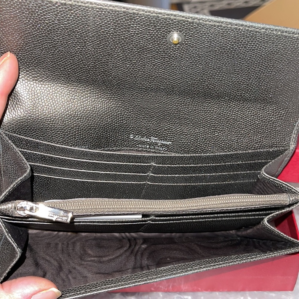Salvatore Ferragamo wallet excellent Condition color is gun metal with silver - Picture 5 of 7